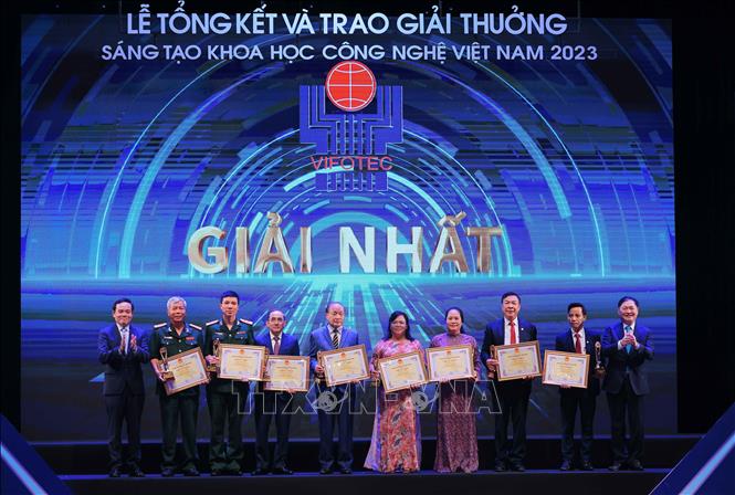  Phó Thủ tướng Trần Lưu Quang và và Chủ tịch Liên hiệp các Hội Khoa học và Kỹ thuật Việt Nam Phan Xuân Dũng trao giải Nhất cho các nhóm tác giả Giải thưởng sáng tạo Khoa học Công nghệ Việt Nam (VIFOTEC) lần thứ 29 và Giải thưởng Tổ chức Sở hữu Trí tuệ Thế giới (WIPO) năm 2023. Ảnh: Hoàng Hiếu - TTXVN