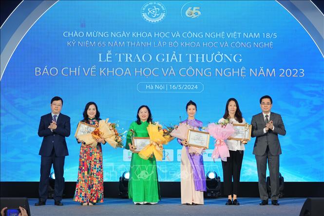 Thứ trưởng Bộ Khoa học và Công nghệ Nguyễn Hoàng Giang và Thứ trưởng Bộ Thông tin và Truyền thông Nguyễn Thanh Lâm trao giải Nhất cho các tác giả đạt giải thưởng báo chí về Khoa học và Công nghệ năm 2023. Ảnh: Hoàng Hiếu – TTXVN