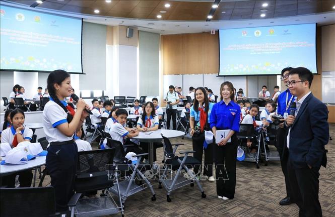 Các đại biểu Cháu ngoan Bác Hồ đối thoại với giảng viên Trường Đại học VinUni. Ảnh: Tuấn Anh  - TTXVN 