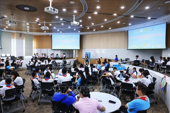 Đoàn đại biểu Cháu ngoan Bác Hồ tham quan phòng học nhóm đa chức năng tại Trường Đại học VinUn. Ảnh: Tuấn Anh  - TTXVN 
