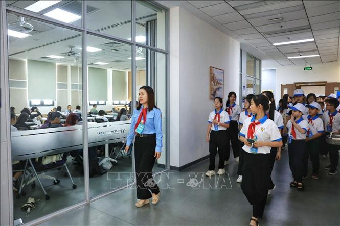 Các đại biểu tham quan các lớp học. Ảnh: Tuấn Anh  - TTXVN 