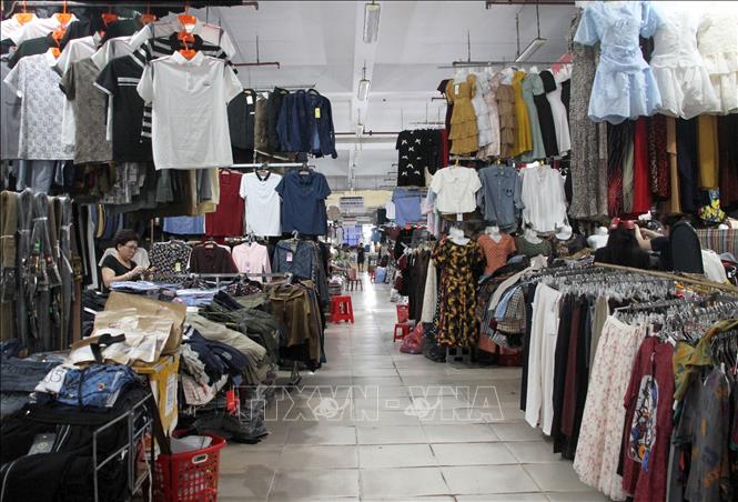 Sau dịch COVID-19 hoạt động buôn bán ở chợ Vinh trở nên ảm đạm. Ảnh: Văn Tý - TTXVN