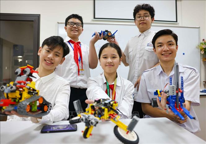 “Bộ thiết bị giáo dục thông minh - VRobot” của nhóm học sinh Hà Nội là dự án xuất sắc lọt vào VCK cuộc thi học sinh sinh viên với ý tưởng khởi nghiệp lần thứ VII năm 2025. Ảnh: Thanh Tùng – TTXVN
