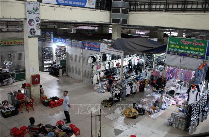 Các ki-ốt trong chợ Vinh (Nghệ An) vắng khách. Ảnh: Văn Tý - TTXVN