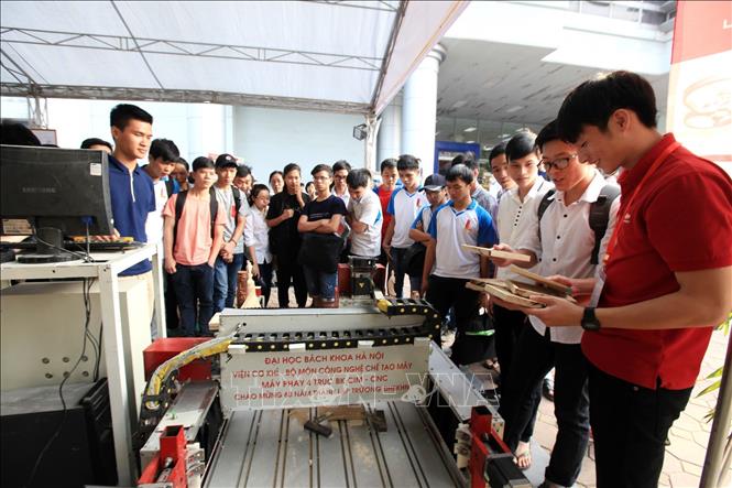 Sản phẩm Máy phay 4 trục BK CIM – CNC của Viện Cơ khí, Bộ môn Công nghệ chế tạo máy, Trường Đại học Bách Khoa Hà Nội trưng bày tại Triển lãm thành tựu khoa học công nghệ nhân dịp ngày thành lập trường. Ảnh: Anh Tuấn – TTXVN