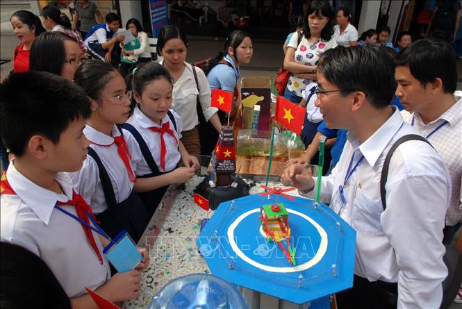 Ban giám khảo chấm điểm các sản phẩm dự thi cuộc thi Sáng tạo Thanh thiếu nhi TP. Hồ Chí Minh lần thứ X năm 2015. Ảnh: Mạnh Linh-TTXVN