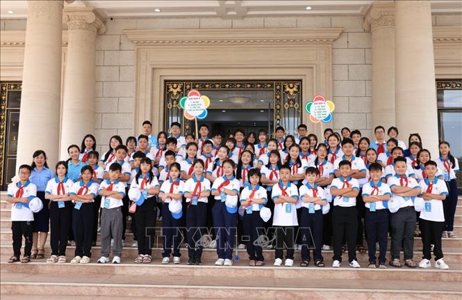 Các đại biểu chụp ảnh lưu niệm tại trường. Ảnh: Tuấn Anh - TTXVN 