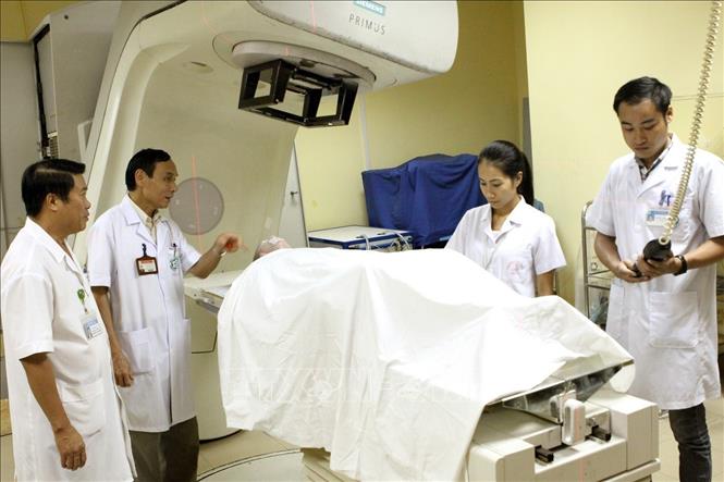 Cụm công trình “Nghiên cứu ứng dụng kỹ thuật hiện đại về bức xạ ion hóa trong chẩn đoán, điều trị ung thư và một số bệnh lý” do GS.TS Mai Trọng Khoa, Giám đốc Trung tâm Y học hạt nhân & ung bướu cùng các đồng nghiệp của Bệnh viện Bạch Mai (Bộ Y tế) được xét Giải thưởng Hồ Chí Minh về khoa học & Công nghệ đợt 5 năm 2016. Ảnh: Dương Ngọc - TTXVN