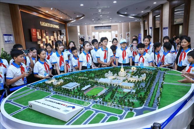 Các đại biểu tham quan mô hình Trường Đại học VinUni. Ảnh: Tuấn Anh - TTXVN 