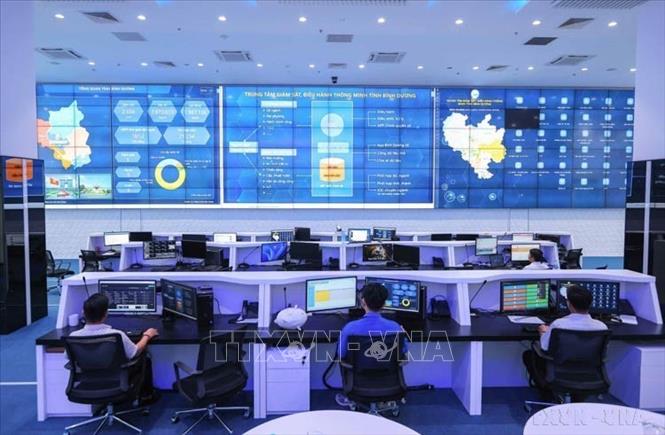 Trung tâm Điều hành thông minh (IOC) tỉnh Bình Dương, với nhiệm vụ giám sát, theo dõi và điều hành các hoạt động trong nhiều lĩnh vực quan trọng như: Đảm bảo an ninh, điều khiển giao thông, giao thông thông minh, kiểm soát khí thải... Ảnh: Hoàng Hiếu - TTXVN


