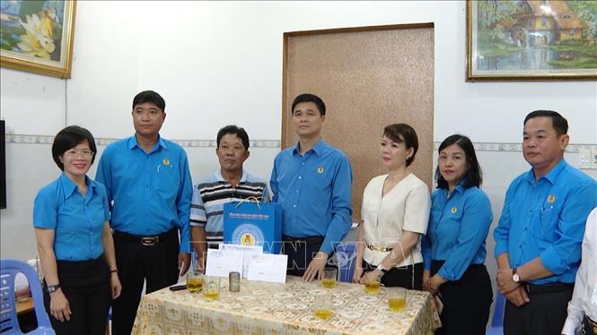 Ông Ngọ Duy Hiểu, Phó Chủ tịch Tổng Liên đoàn Lao động Việt Nam thăm hỏi, động viên gia đình công nhân bị tai nạn lao động trên địa bàn thành phố Vũng Tàu và thành phố Phú Mỹ. Ảnh: Huỳnh Sơn-TTXVN