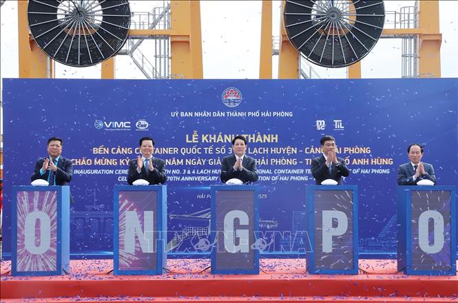 Chủ tịch nước Lương Cường và các đại biểu khánh thành Cảng container quốc tế TIL Cảng Hải Phòng - HTIT (Bến số 3, số 4 - Khu bến cảng Lạch Huyện). Ảnh: Lâm Khánh – TTXVN 