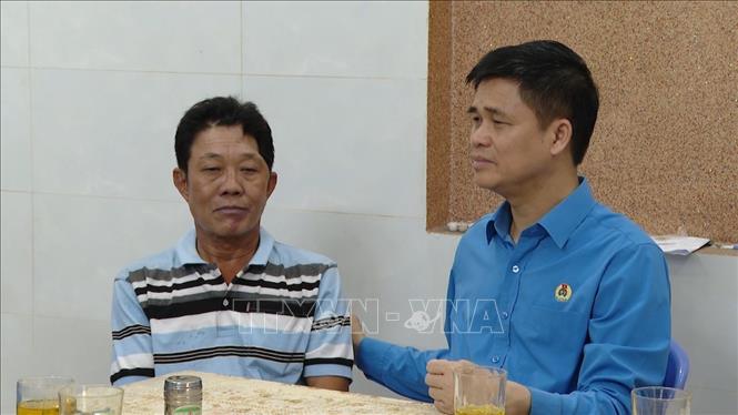 Ông Ngọ Duy Hiểu, Phó Chủ tịch Liên đoàn Lao động Việt Nam thăm hỏi, động viên, tặng quà hỗ trợ gia đình đoàn viên đã mất do tai nạn lao động tại thành phố Vũng Tàu. Ảnh: Huỳnh Sơn-TTXVN