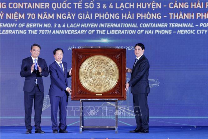 Chủ tịch nước Lương Cường tặng quà động viên Công ty Cổ phần Cảng Hải Phòng. Ảnh: Lâm Khánh – TTXVN 