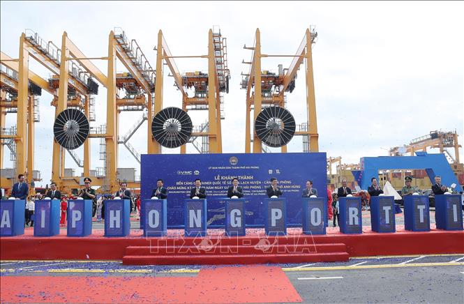 Chủ tịch nước Lương Cường và các đại biểu khánh thành Cảng container quốc tế TIL Cảng Hải Phòng - HTIT (Bến số 3, số 4 - Khu bến cảng Lạch Huyện). Ảnh: Lâm Khánh – TTXVN 