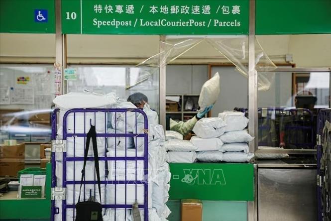 Nhân viên bưu điện kiểm tra các kiện hàng ở Hong Kong, Trung Quốc ngày 9/4/2025. Ảnh: REUTERS/TTXVN