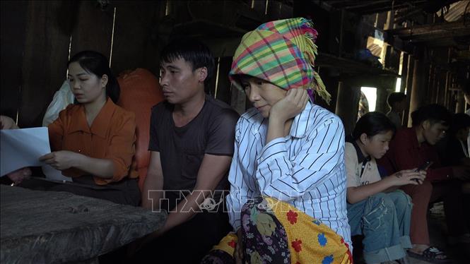 Vợ chồng anh Lý Văn Tính, bố mẹ của hai cháu bé bị tử vong do đuối nước ở huyện Bảo Lâm, tỉnh Cao Bằng. Ảnh: TTXVN phát