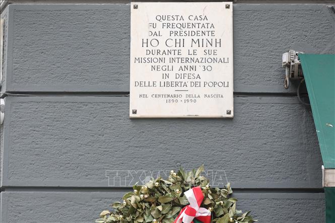 Tấm biển bằng đá được chính quyền thành phố Milan gắn bên ngoài quán Antica Trattoria della Pesa từ năm 1990. Ảnh: Thanh Hải - PV TTXVN tại Italy