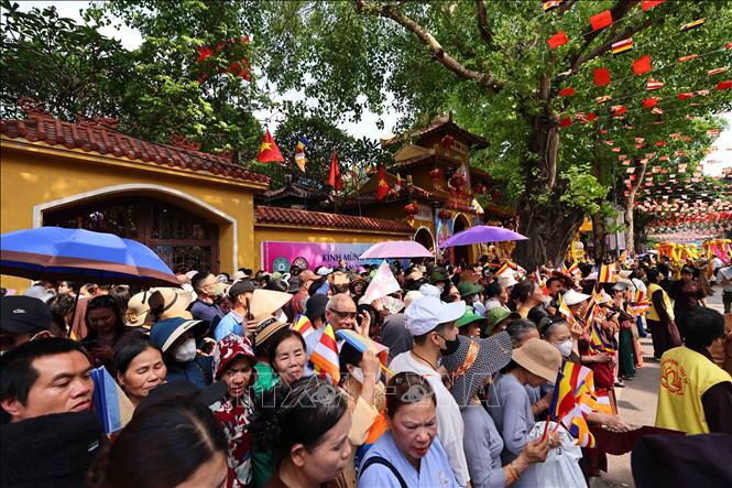 Đông đảo các phật tử và nhân dân thập phương đến chiêm bái, đảnh lễ tại chùa Quán Sứ. Ảnh: Minh Đức – TTXVN