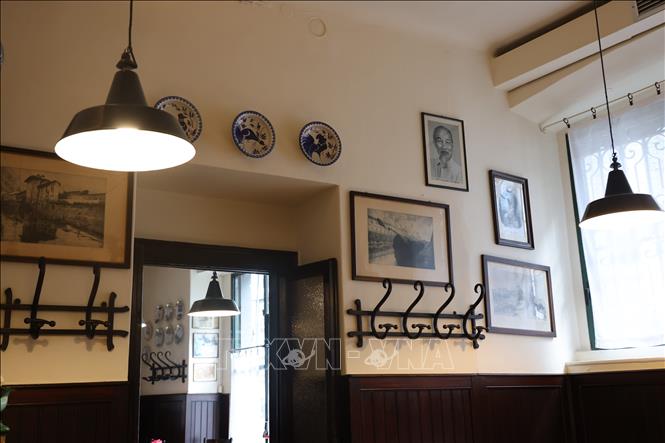 Ảnh chân dung Chủ tịch Hồ Chí Minh bên trong quán Antica Trattoria della Pesa. Ảnh: Thanh Hải - PV TTXVN tại Italy
