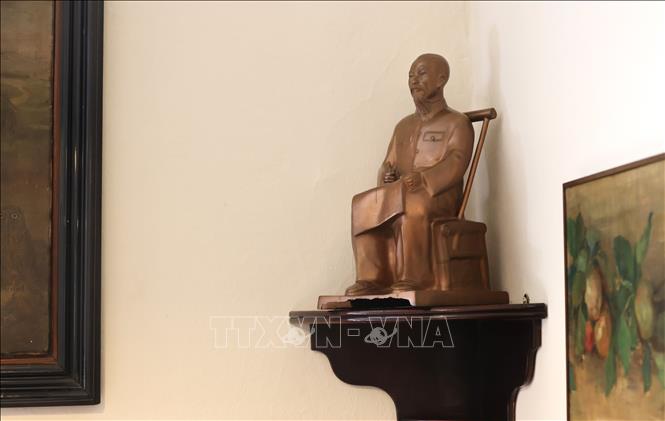 Bức tượng Chủ tịch Hồ Chí Minh được đặt trang trọng trong quán Antica Trattoria della Pesa từ năm 2012. Ảnh: Thanh Hải - PV TTXVN tại Italy
