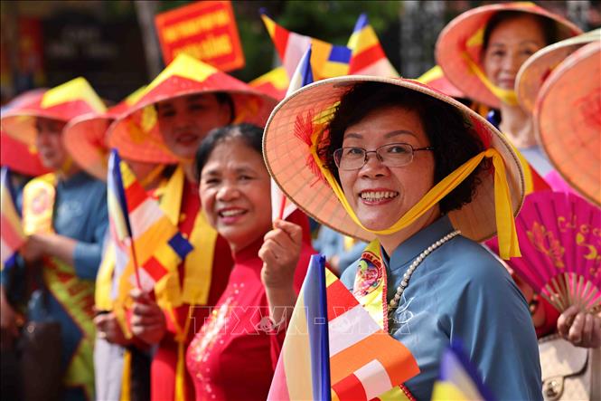 Đông đảo các phật tử và nhân dân thập phương đến chiêm bái, đảnh lễ tại chùa Quán Sứ. Ảnh: Minh Đức – TTXVN