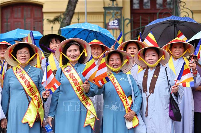 Đông đảo các phật tử và nhân dân thập phương đến chiêm bái, đảnh lễ tại chùa Quán Sứ. Ảnh: Minh Đức – TTXVN
