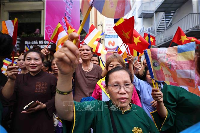 Đông đảo các phật tử và nhân dân thập phương đến chiêm bái, đảnh lễ tại chùa Quán Sứ. Ảnh: Minh Đức – TTXVN