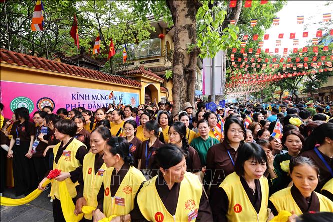 Đông đảo các phật tử và nhân dân thập phương đến chiêm bái, đảnh lễ tại chùa Quán Sứ. Ảnh: Minh Đức – TTXVN