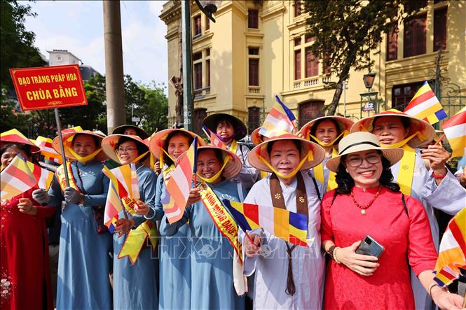 Đông đảo các phật tử và nhân dân thập phương đến chiêm bái, đảnh lễ tại chùa Quán Sứ. Ảnh: Minh Đức – TTXVN