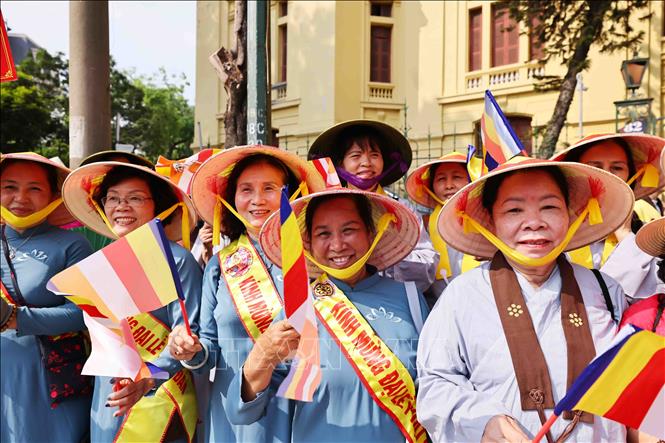 Đông đảo các phật tử và nhân dân thập phương đến chiêm bái, đảnh lễ tại chùa Quán Sứ. Ảnh: Minh Đức – TTXVN
