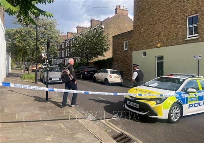 Cảnh sát phong tỏa khu vực quanh nhà riêng của Thủ tướng Anh Keir Starmer ở phía Bắc London, ngày 12/5/2025. Ảnh: REUTERS/TTXVN