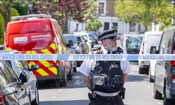 Cảnh sát phong tỏa khu vực quanh nhà riêng của Thủ tướng Anh Keir Starmer ở phía Bắc London, ngày 12/5/2025. Ảnh: PA/TTXVN