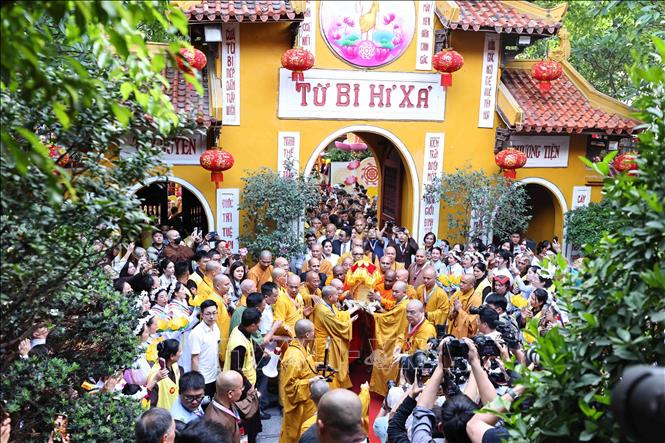 Cung rước xá lợi Phật vào chùa Quán Sứ với sự tham dự của hàng nghìn phật tử và nhân dân thập phương đến chiêm bái . Ảnh: Minh Đức – TTXVN