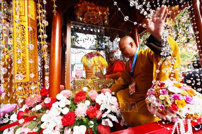 Cung rước xá lợi Phật vào chùa Quán Sứ. Ảnh: Minh Đức – TTXVN