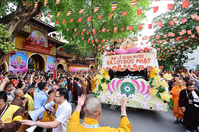 Cung rước xá lợi Phật vào chùa Quán Sứ với sự tham dự của hàng nghìn phật tử và nhân dân thập phương đến chiêm bái. Ảnh: Minh Đức – TTXVN