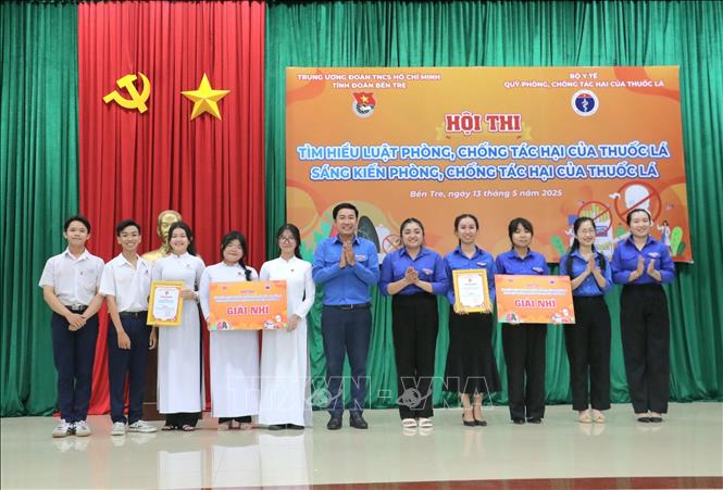 Trao giải Nhì cho hai đội Trường THPT Nguyễn Đình Chiểu và huyện Mỏ Cày Nam. Ảnh: Chương Đài  - TTXVN 