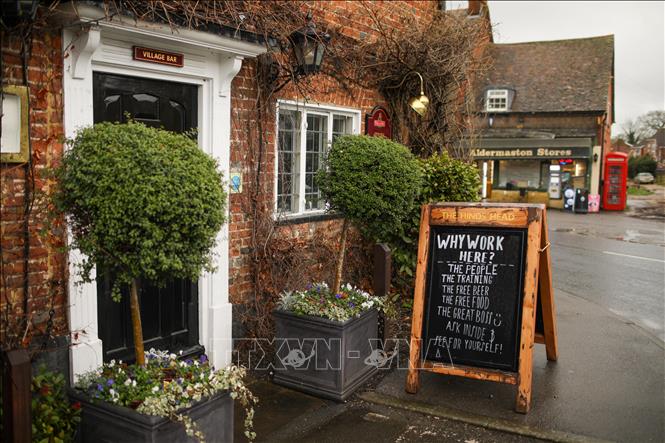 Bảng thông báo tuyển nhân viên tại một quán bar ở Hampshire, Anh. Ảnh: THX/TTXVN