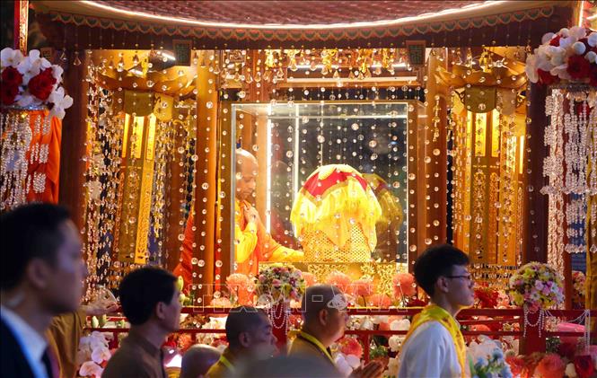 Xá lợi Đức Phật được cung rước qua tuyến phố Lý Thường Kiệt - Hàng Bài, Hoàn Kiếm, Hà Nội. Ảnh: Phạm Kiên - TTXVN