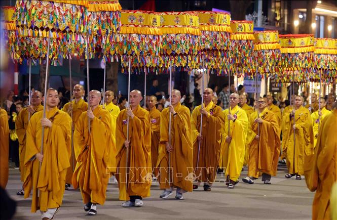 Đoàn Nghi lễ cung rước xá lợi Đức Phật đi qua tuyến phố Lý Thường Kiệt, quận Hoàn Kiếm. Ảnh: Phạm Kiên - TTXVN