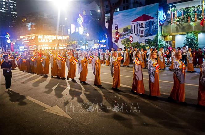 Đoàn rước đi qua phố Lý Thường Kiệt, quận Hoàn Kiếm, Hà Nội. Ảnh: Khánh Hoà - TTXVN