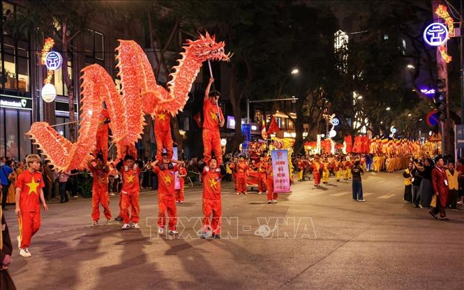 Đoàn múa rồng dẫn đầu lễ rước. Ảnh: Tuấn Anh - TTXVN 
