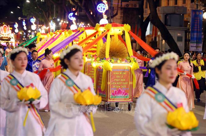 Đoàn Nghi lễ cung rước xá lợi Đức Phật đi qua tuyến phố Lý Thường Kiệt, Hoàn Kiếm, Hà Nội. Ảnh: Phạm Kiên - TTXVN