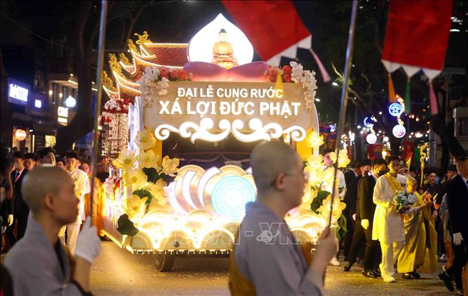 Đoàn Nghi lễ cung rước xá lợi Đức Phật đi qua tuyến phố Lý Thường Kiệt, Hoàn Kiếm, Hà Nội. Ảnh: Phạm Kiên - TTXVN