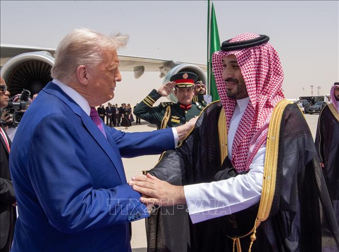 Thái tử Saudi Arabia (Ảrập Xêút) Mohammed bin Salman Al Saud (phải) đón Tổng thống Mỹ Donald Trump tại sân bay Malik Khalid ở Riyadh, ngày 13/5/2025. Ảnh: AA/TTXVN