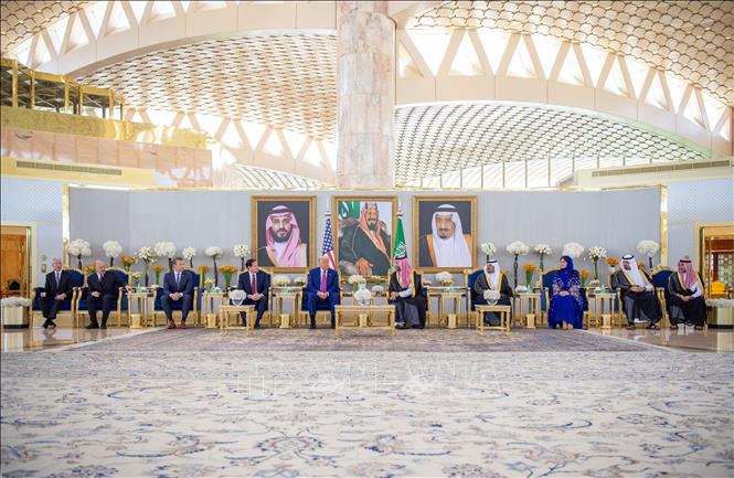 Thái tử Saudi Arabia (Ảrập Xêút) Mohammed bin Salman Al Saud (thứ 5, phải) và Tổng thống Mỹ Donald Trump (thứ 5, trái) tại cuộc gặp ở Riyadh, ngày 13/5/2025. Ảnh: AA/TTXVN