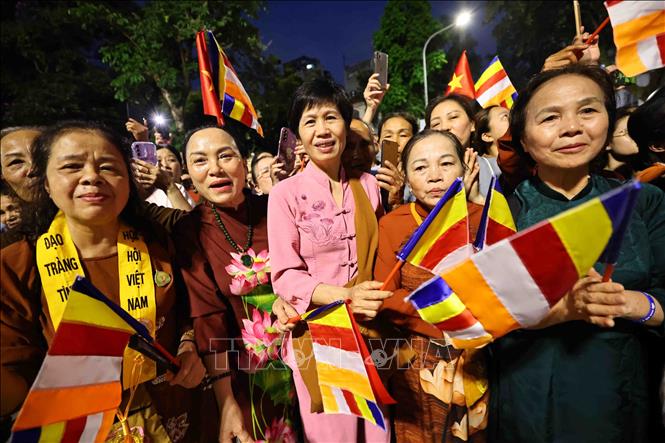 Đông đảo các phật tử và nhân dân thập phương đến chiêm bái. Ảnh: Minh Đức – TTXVN