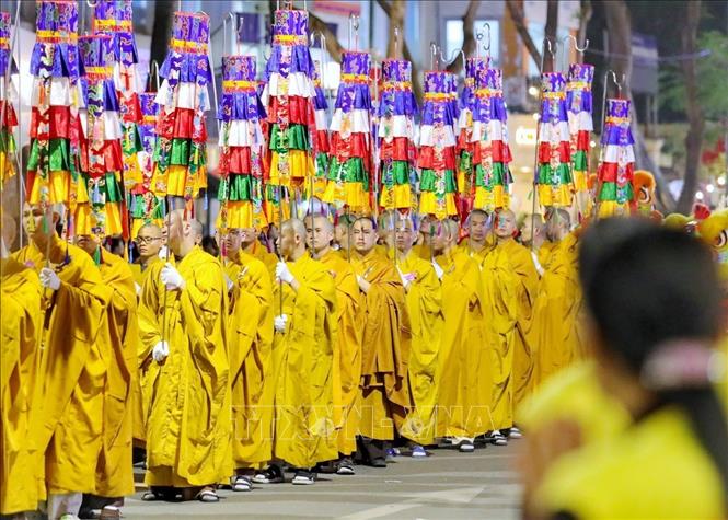Đoàn Nghi lễ cung rước xá lợi Đức Phật đi qua tuyến phố Lý Thường Kiệt, Hoàn Kiếm (Hà Nội). Ảnh: Tuấn Đức - TTXVN