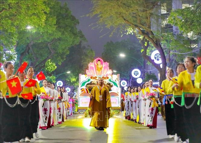 Đoàn Nghi lễ cung rước xá lợi Đức Phật đi qua tuyến phố Lý Thường Kiệt, Hoàn Kiếm (Hà Nội). Ảnh: Tuấn Đức - TTXVN