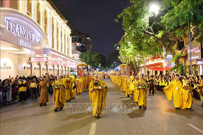 Đoàn Nghi lễ cung rước xá lợi Đức Phật đi qua tuyến phố Lý Thường Kiệt, Đinh Tiên Hoàng (Hà Nội). Ảnh: Minh Đức - TTXVN